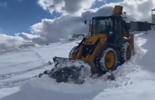 Pervari İlçesi  Geçittepe Mevkiinde kardan dolayı kapanan grup köy yolu ulaşıma açıldı.