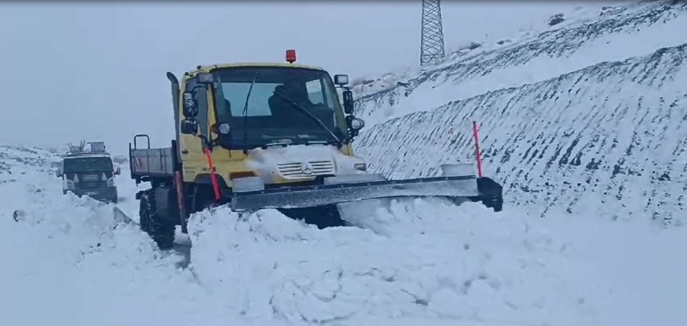 Kardan dolayı kapanan grup köy yolu ulaşıma açıldı